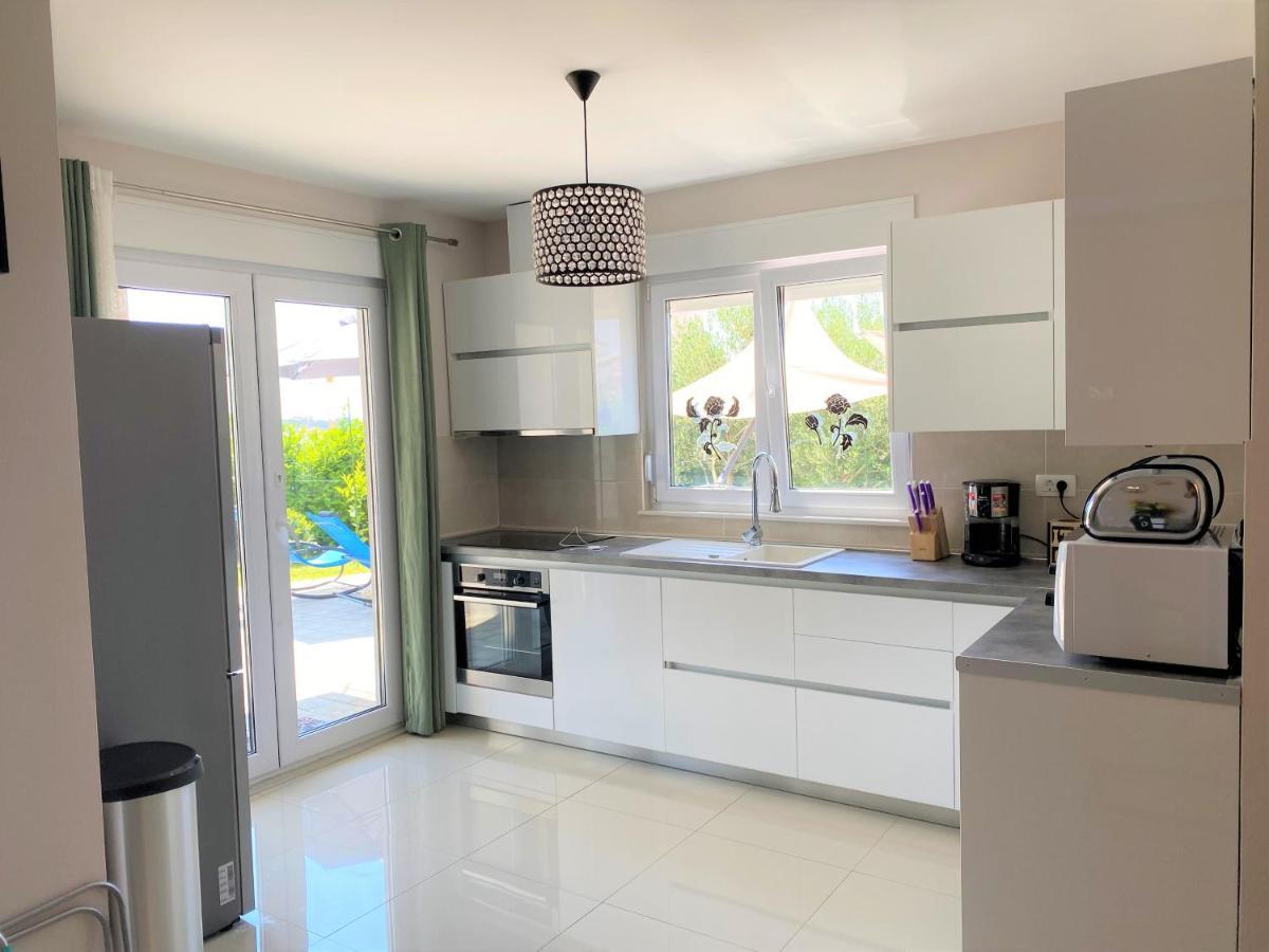 Lux Apartment Sea Shell With Jacuzzi Makarska Exterior photo