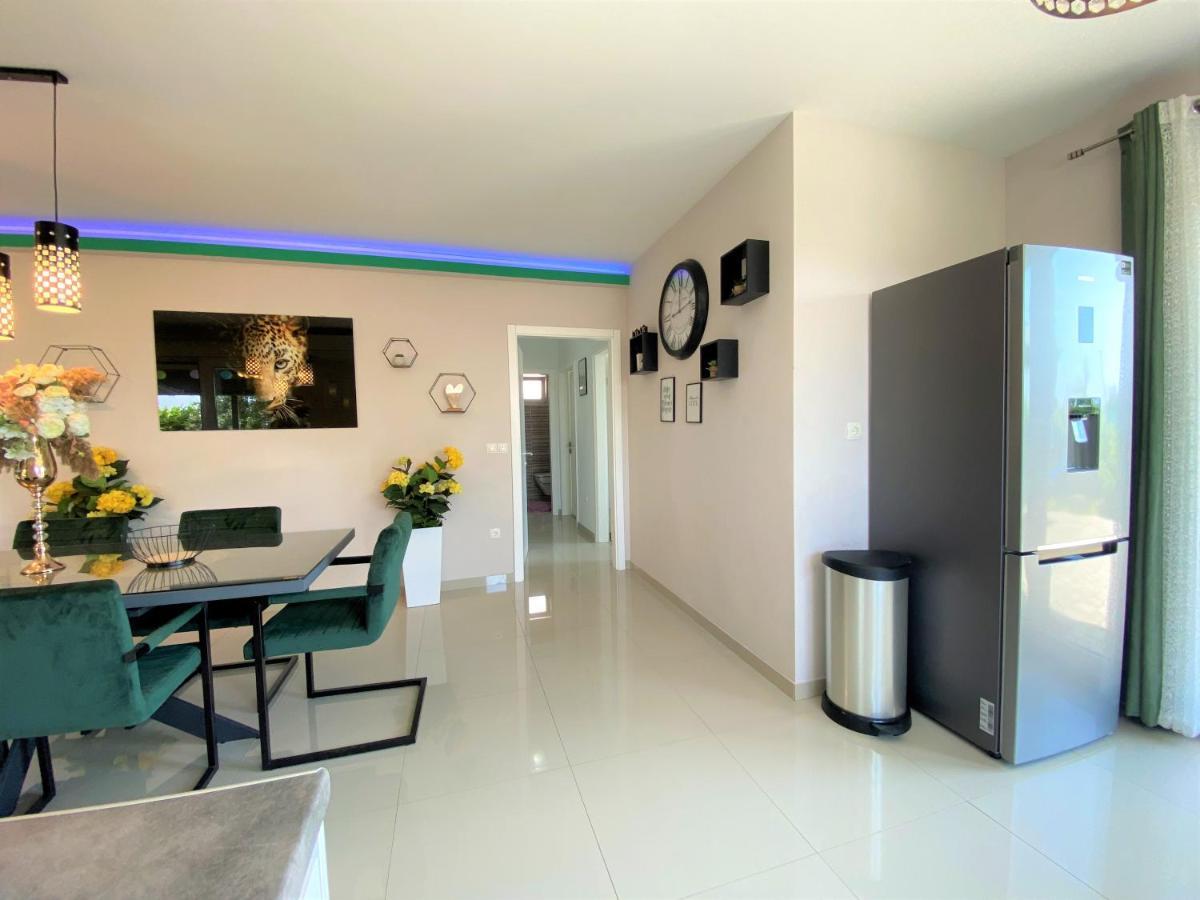 Lux Apartment Sea Shell With Jacuzzi Makarska Exterior photo